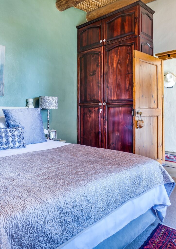 Lilac and grey Colour Combinations to Enhance Your Bedroom Walls