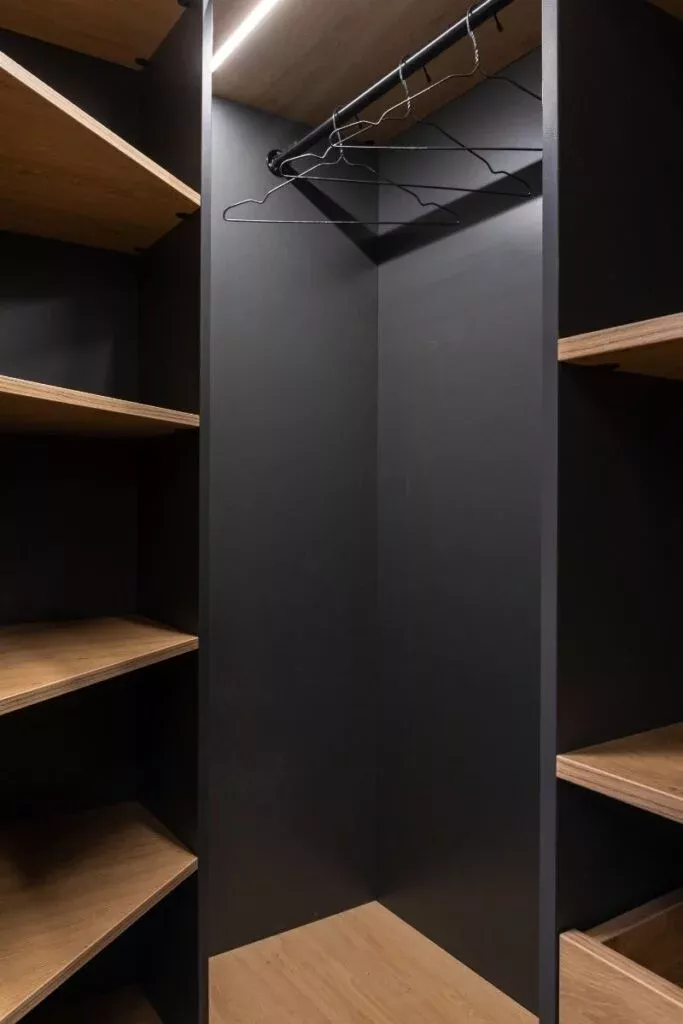 Customizing your Wardrobe - rotating shelf